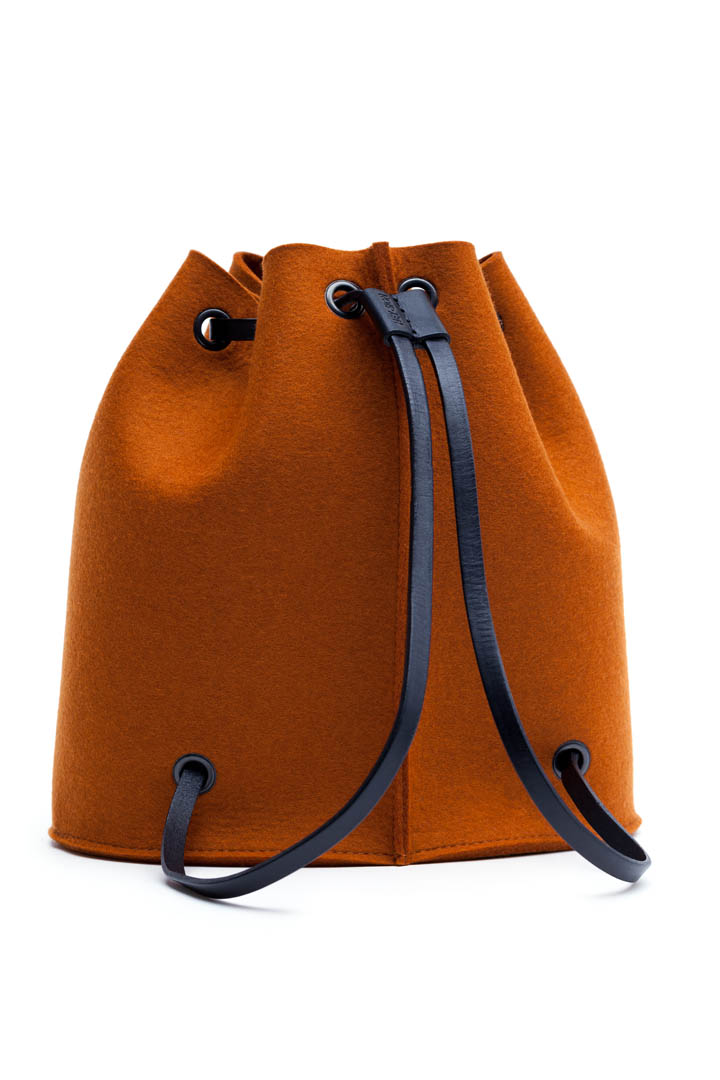 Tilda mit schwarzen Lederriemen